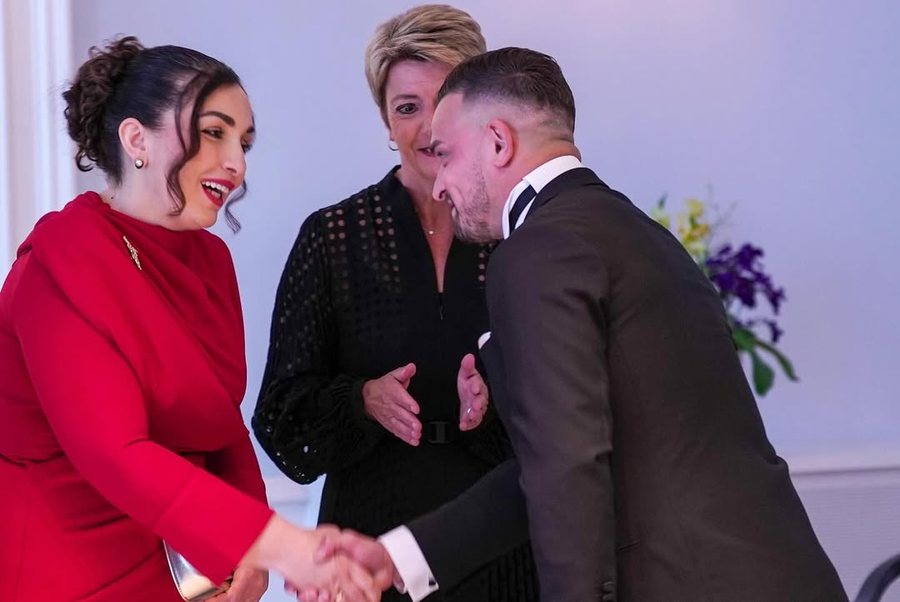 Me një pamje mbretërore, presidentja Vjosa Osmani di si ta