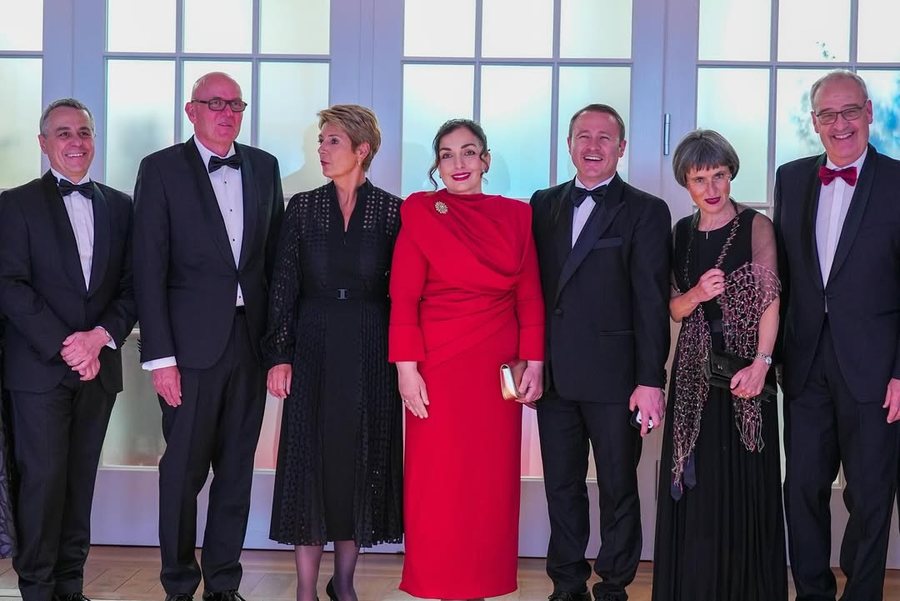 Me një pamje mbretërore, presidentja Vjosa Osmani di si ta