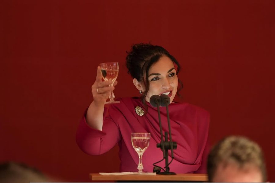 Me një pamje mbretërore, presidentja Vjosa Osmani di si ta