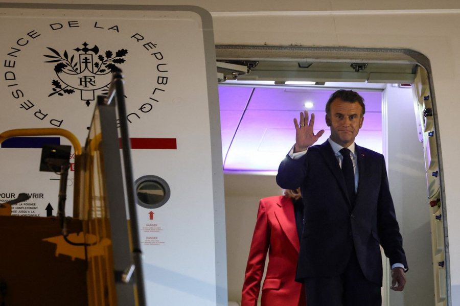 VIDEO/ Presidenti Macron goditet me shuplakë nga gruaja e tij!