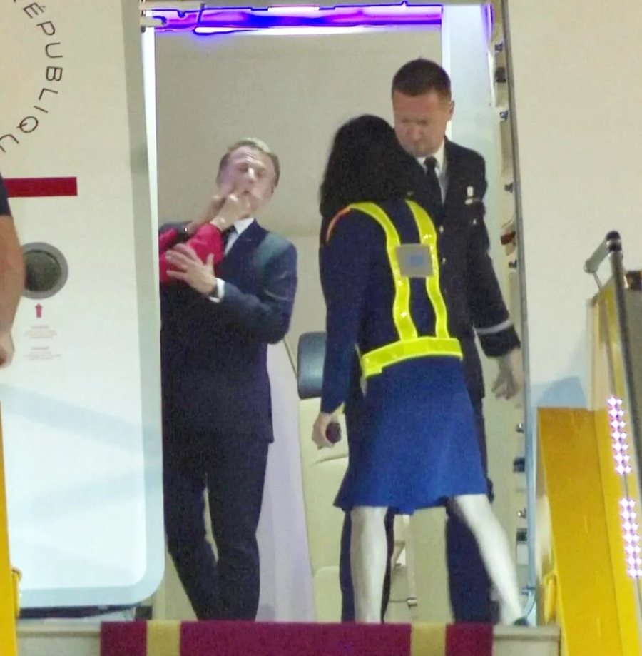 VIDEO/ Presidenti Macron goditet me shuplakë nga gruaja e tij!