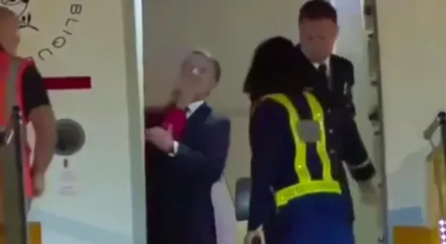 Mësohet arsyeja përse Brigitte qëlloi me shuplakë Macron,