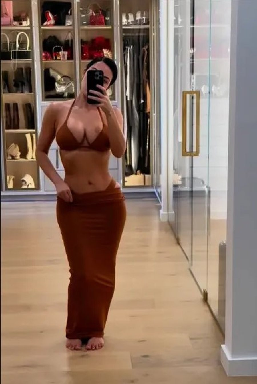Vila 60 milionë dollarë, Kim Kardashian zbulon pamje të rralla
