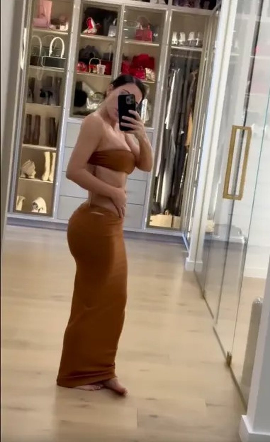 Vila 60 milionë dollarë, Kim Kardashian zbulon pamje të rralla