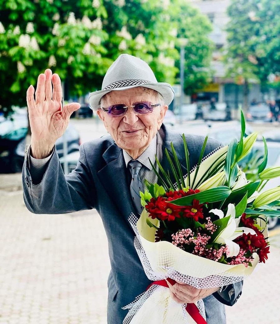 Djali i aktorit korçar për të atin: Koprac dhe që fle me