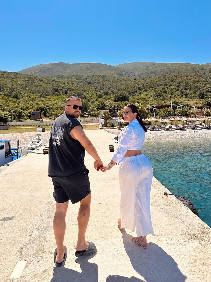 Dafina Zeqiri pozon me barkun e rrumbullakosur në jaht – shijon