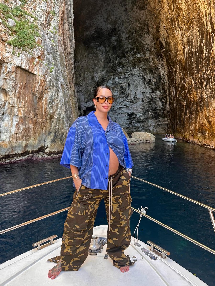 Dafina Zeqiri pozon me barkun e rrumbullakosur në jaht – shijon