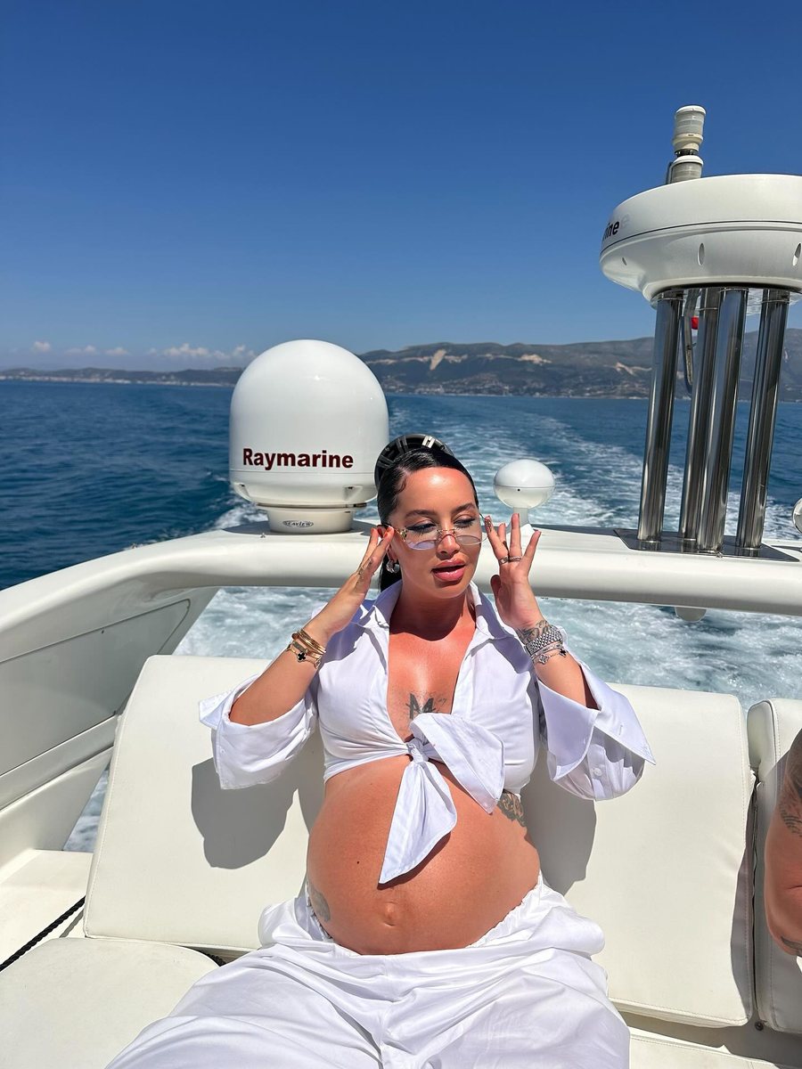 Dafina Zeqiri pozon me barkun e rrumbullakosur në jaht – shijon