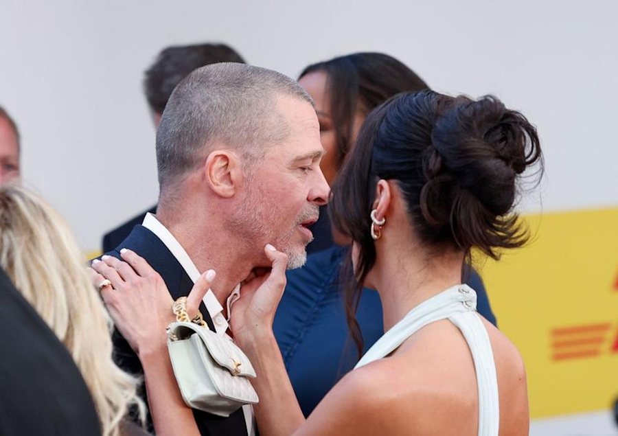 Brad Pitt shmang puthjen e partneres së tij në tapetin e kuq, videoja