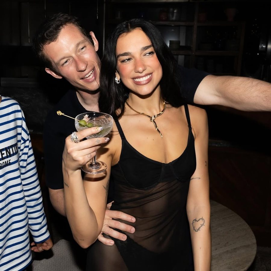 Dua Lipa rikthen fustanin e viteve ‘90, shkëlqen në festën