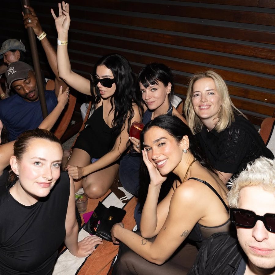 Dua Lipa rikthen fustanin e viteve ‘90, shkëlqen në festën