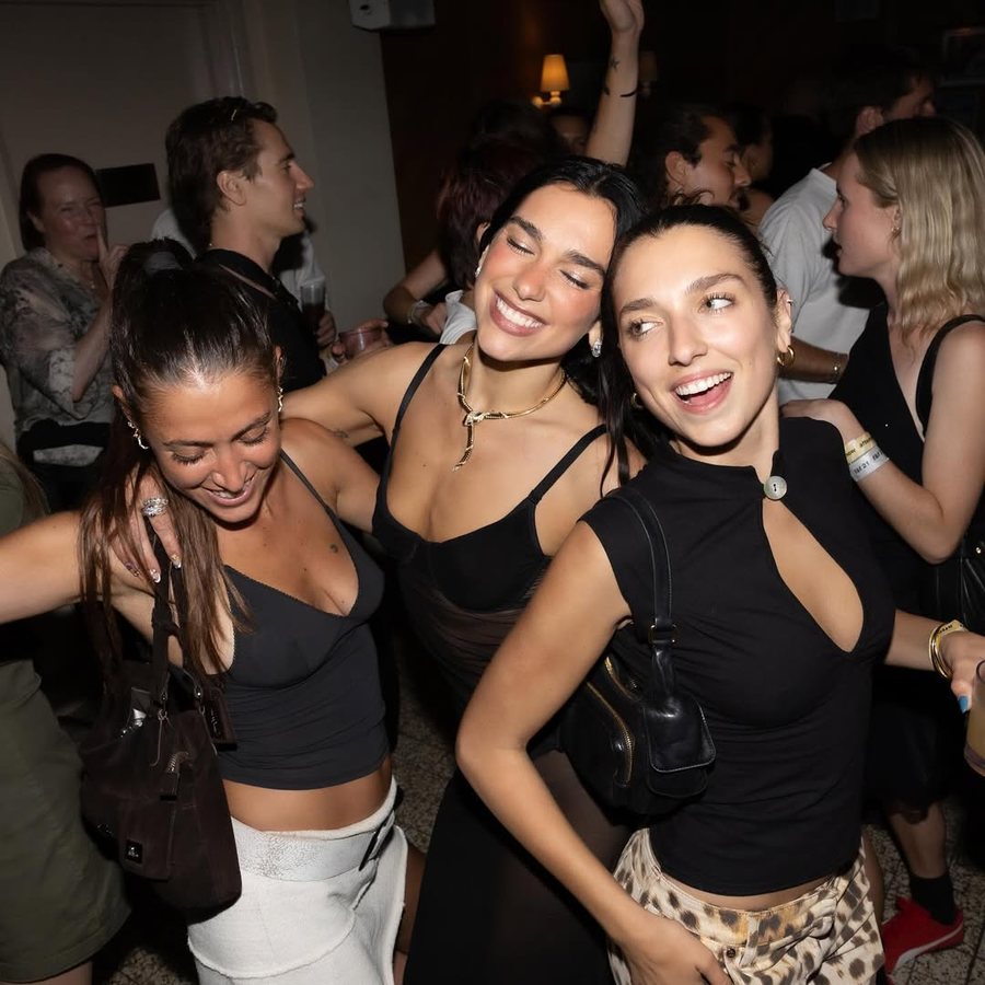 Dua Lipa rikthen fustanin e viteve ‘90, shkëlqen në festën