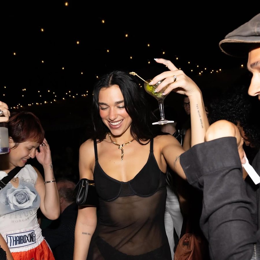 Dua Lipa rikthen fustanin e viteve ‘90, shkëlqen në festën