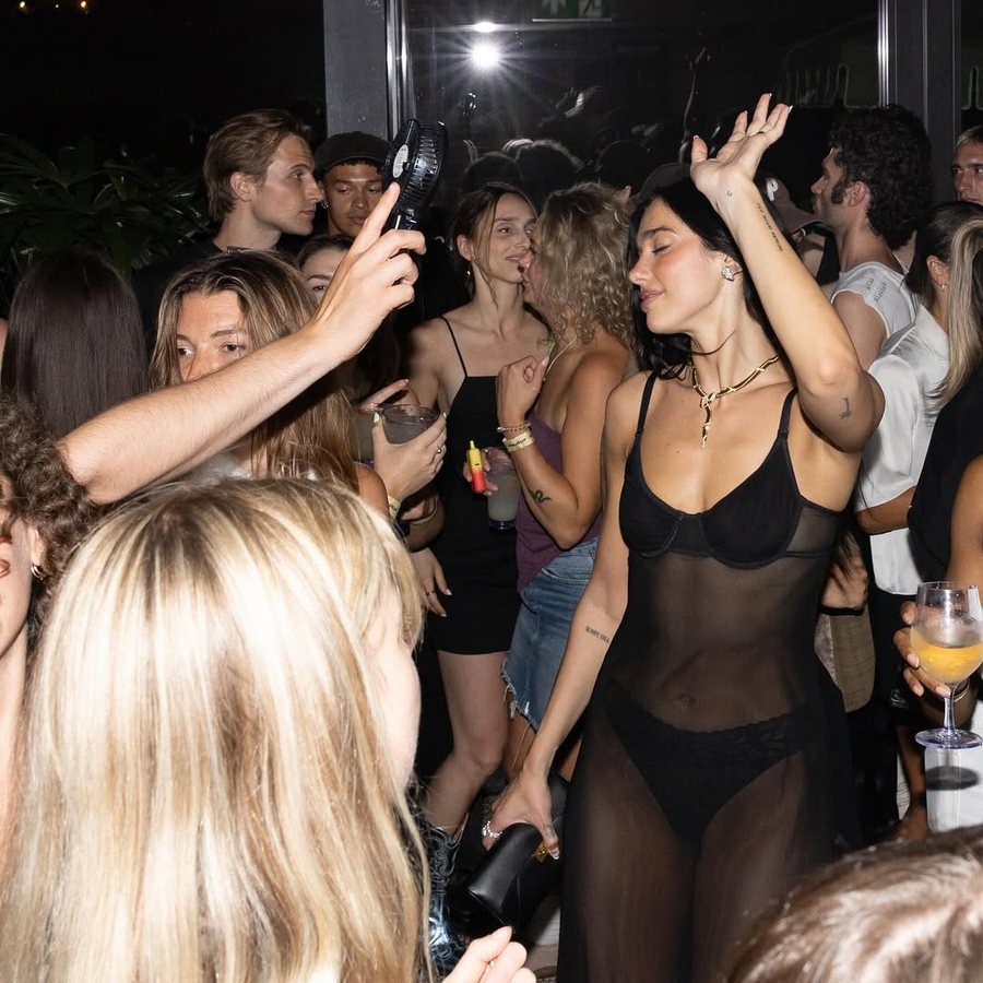 Dua Lipa rikthen fustanin e viteve ‘90, shkëlqen në festën
