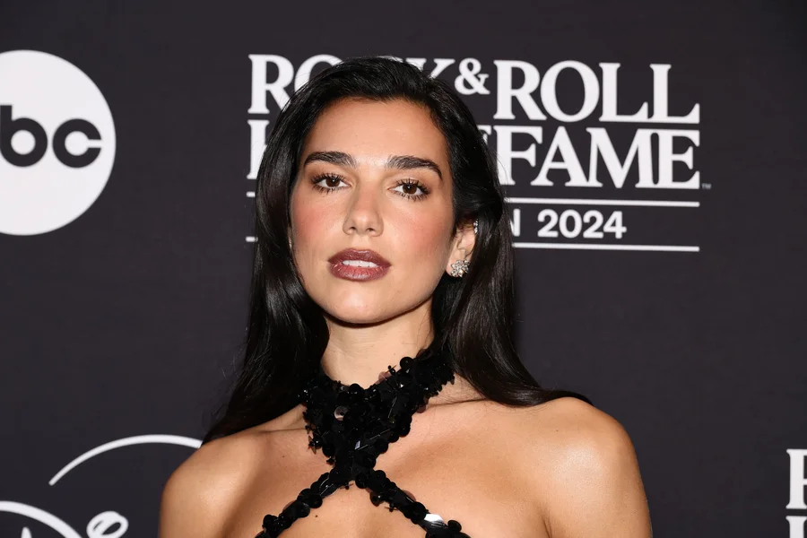 Dua Lipa rikthen fustanin e viteve ‘90, shkëlqen në festën