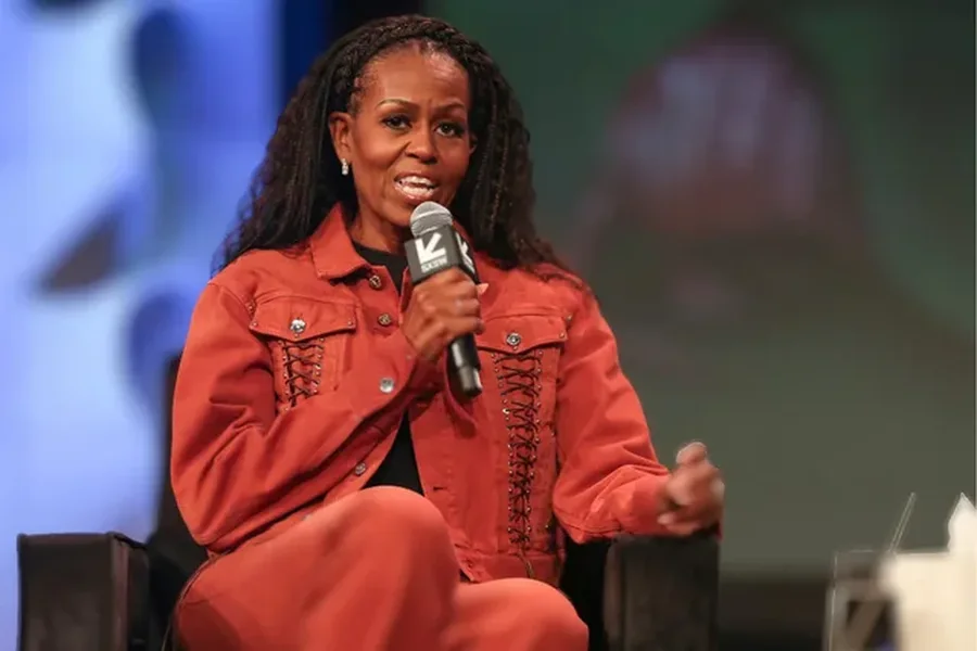 Michelle Obama shfaqet “kockë e lëkurë” mes