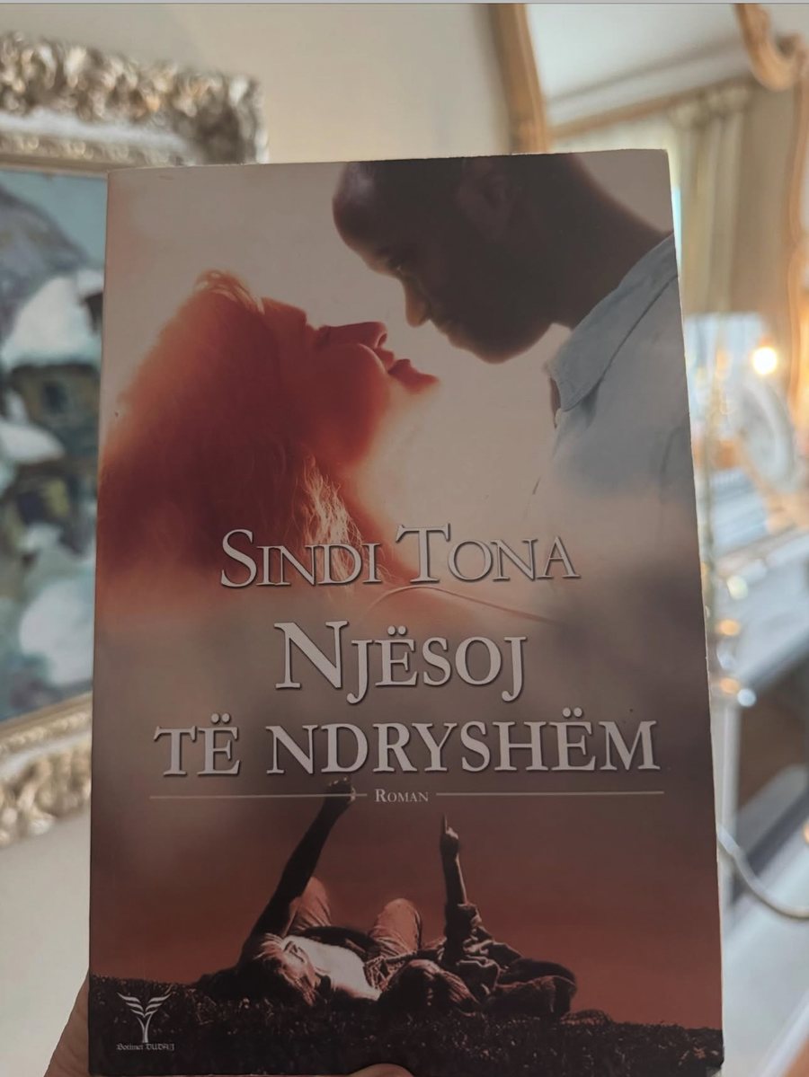21 vjeç dhe boton romanin e 3-të, kush është Sindi Tona?!
