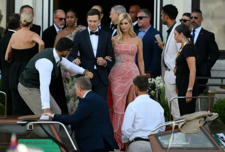 Ivanka Trump shkëlqeu me fustanin ngjyrë rozë në dasmën