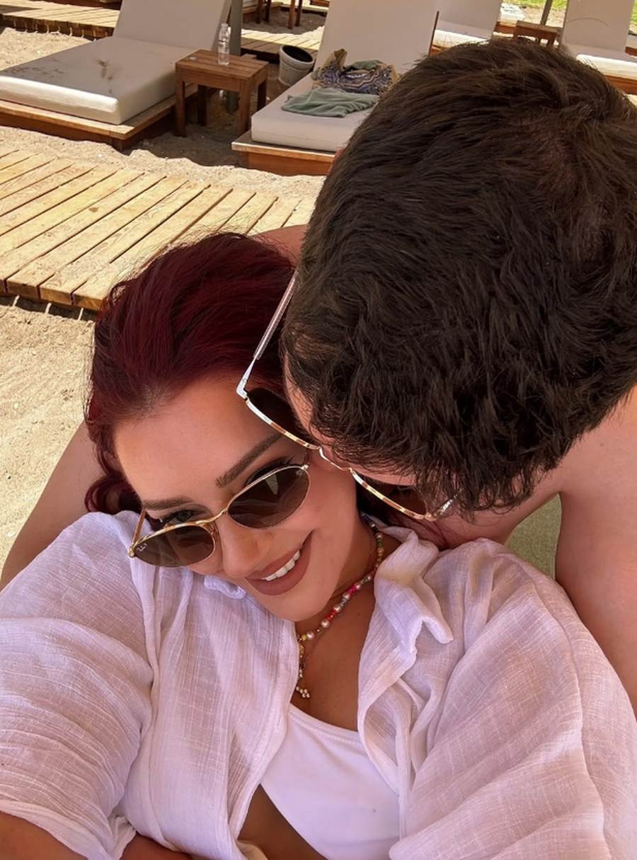 Puthje në plazh, Ronela Hajati publikon foto krah mashkullit misterioz!