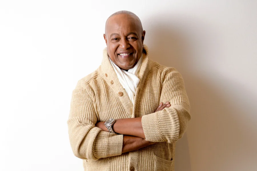 K&euml;ng&euml;tari i famsh&euml;m Peabo Bryson shtrohet n&euml; spital pas