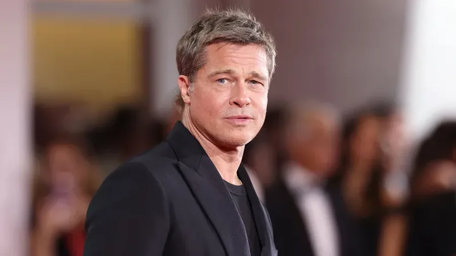 Brad Pitt përballet me padi, marka e tij e kozmetikës në
