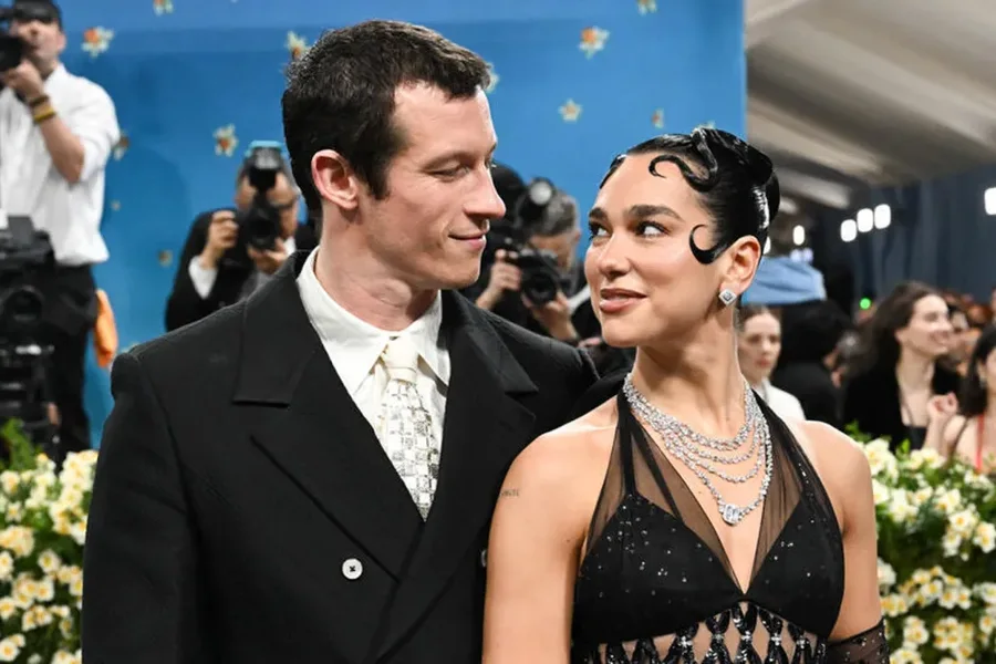 Callum Turner zbulon detaje nga jeta me Dua Lipa-n: “Ajo më