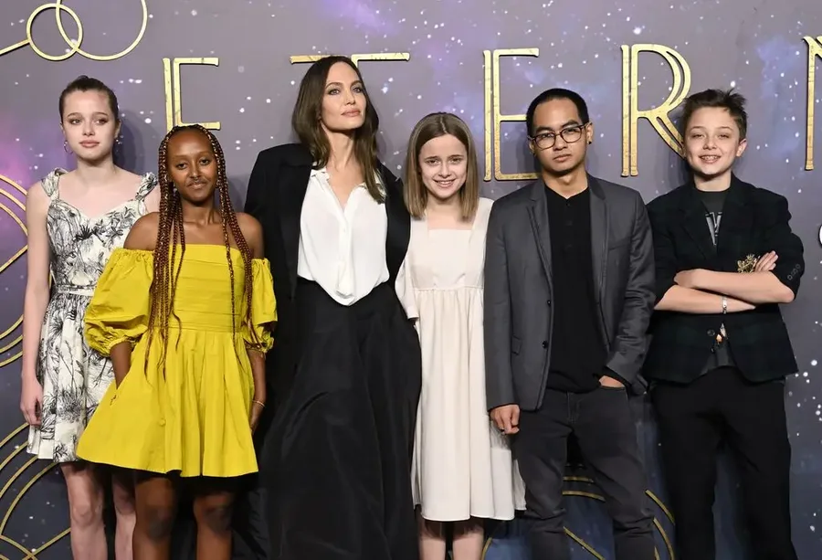 Angelina Jolie flet p&euml;r f&euml;mij&euml;t, nd&euml;rsa raportet me Brad