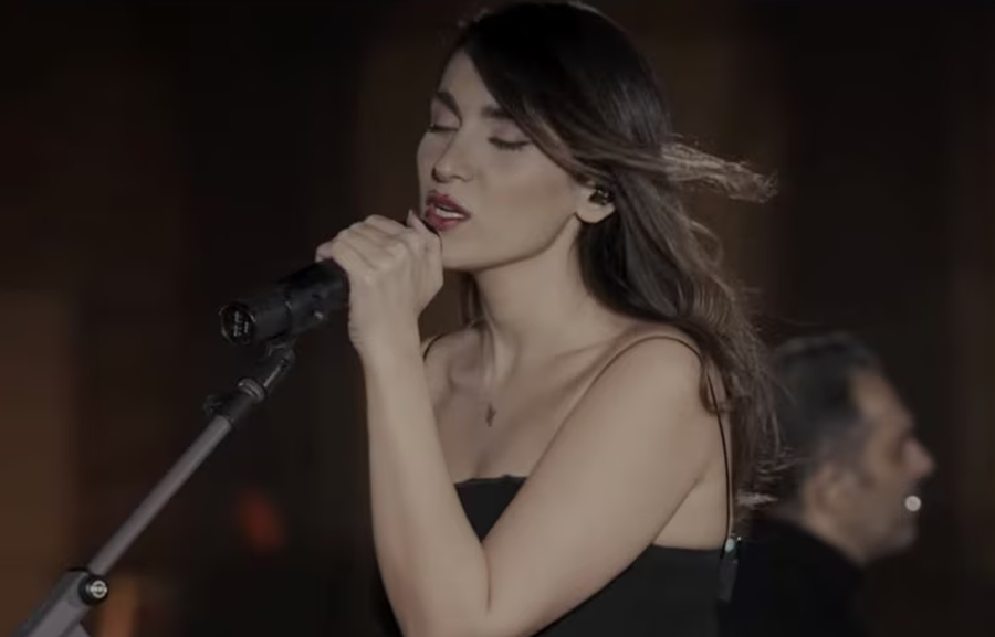 Performoi pa hixhab në një koncert viral, këngëtarja
