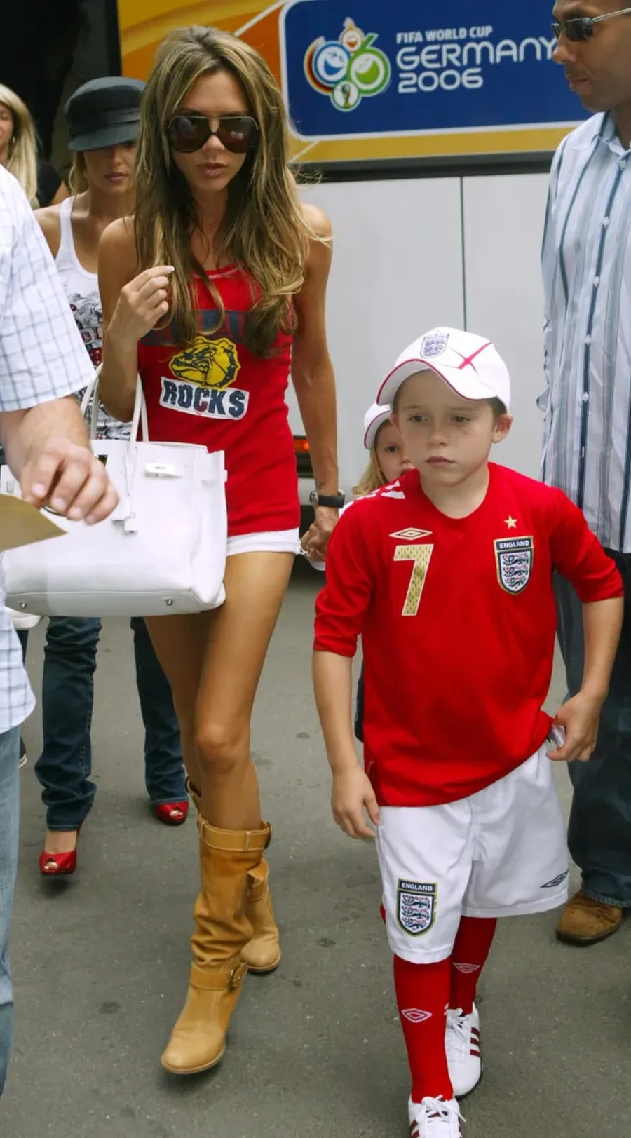 Pas 20 vitesh, rikthehet trend veshja ikonike e Victoria Beckham nga