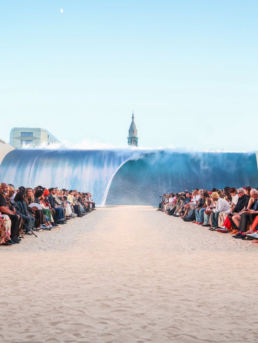 Louis Vuitton habit botën: Pharrell e kthen pasarelën në një