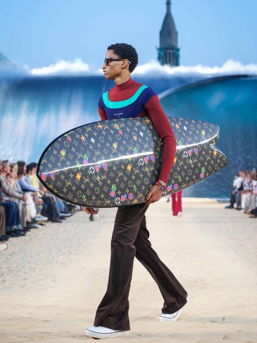 Louis Vuitton habit botën: Pharrell e kthen pasarelën në një