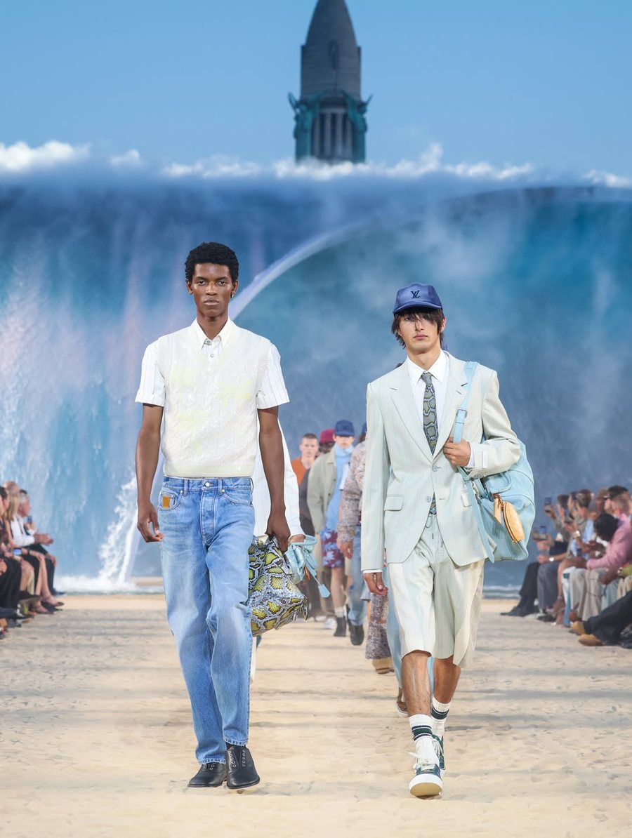 Louis Vuitton habit botën: Pharrell e kthen pasarelën në një
