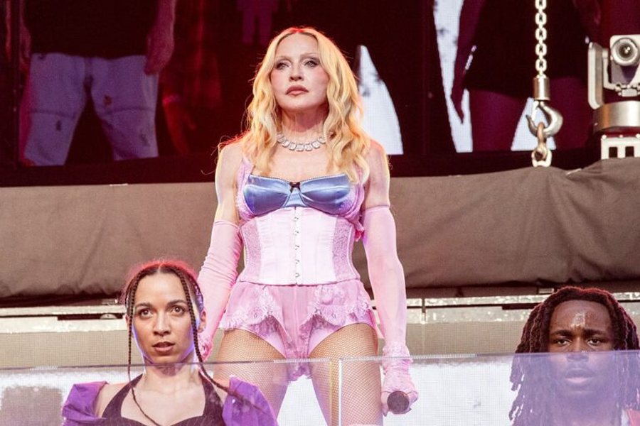 Madonna flet p&euml;r d&euml;mtimin n&euml; gju dhe v&euml;shtir&euml;sit&euml;