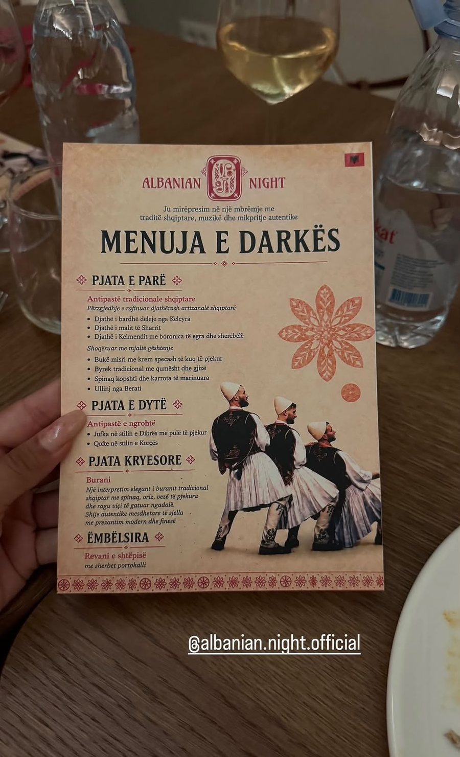"Veshur me tradit&euml;" eventi q&euml; "zhveshi" VIP-at nga