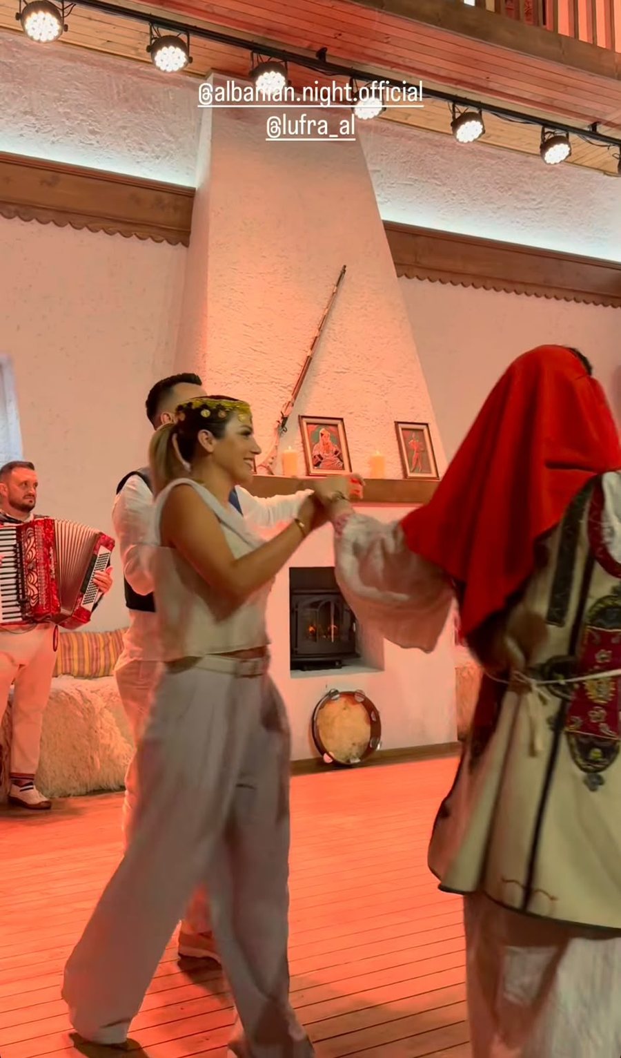 "Veshur me tradit&euml;" eventi q&euml; "zhveshi" VIP-at nga