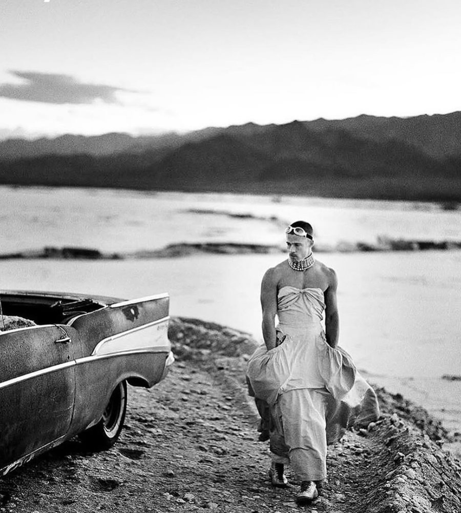 Kur Brad Pitt sfidoi stereotipet: Fotosesioni i vitit 1999 q&euml; tronditi
