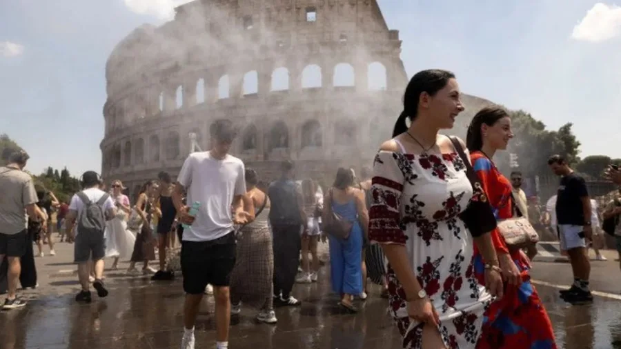 As temperaturat 40°C nuk i ndalin turistët, Koloseu mbushet me