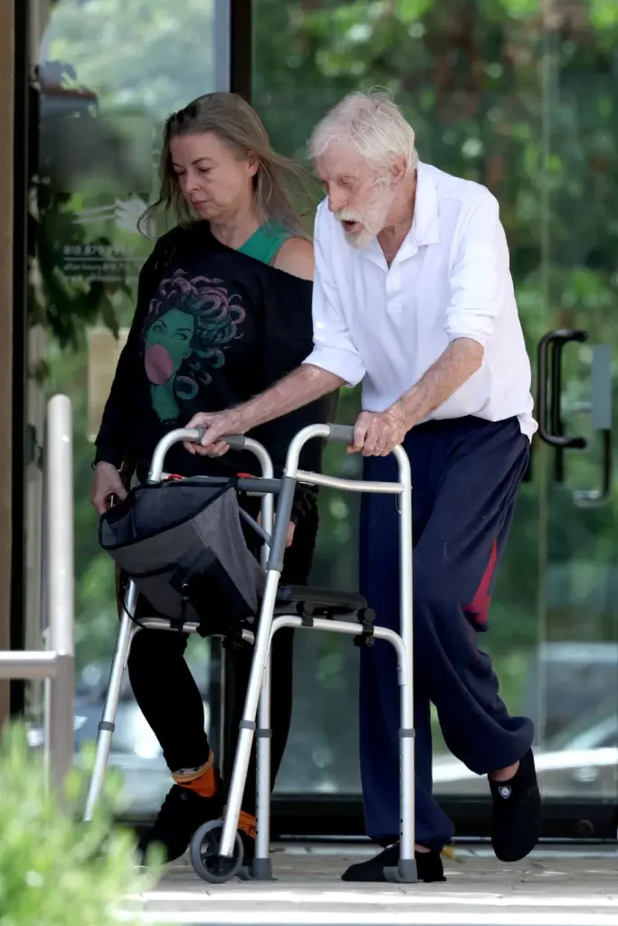 Dick Van Dyke aktori 100 vjeçar, shihet me paterica gjatë një