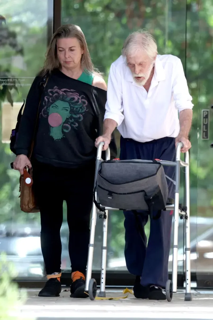 Dick Van Dyke aktori 100 vjeçar, shihet me paterica gjatë një