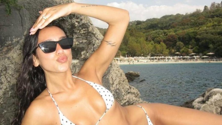 Dua Lipa fshin fotot nga pushimet në Kep Merli, veprimi ngre