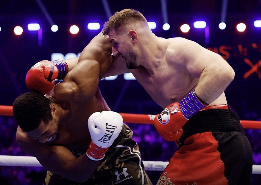 Kristian Prenga rr&euml;zon dy her&euml; Anthony Joshua-n, por britaniku fiton