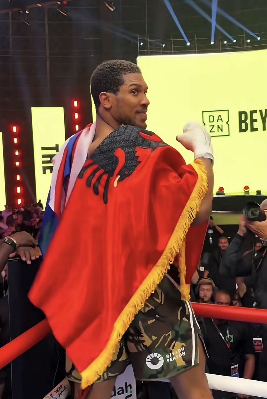 Anthony Joshua feston fitoren me flamurin shqiptar në ring, në