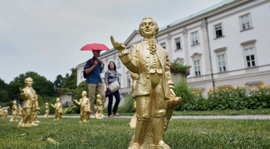 300 statuja p&euml;r Mozartin, Salzburgu i b&euml;n homazh kompozitorit