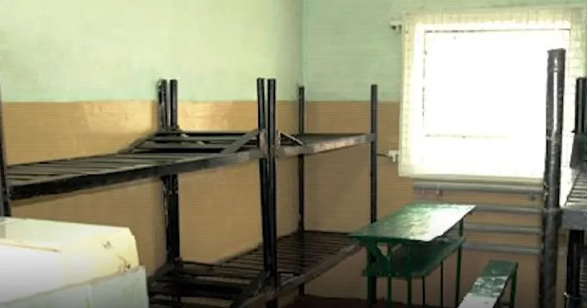  Burgu i zi  ku mbahej gazetarja ukrainase  Pritja me rrahje e tortura të rregullta  Dëshmia  I mbështillnin të burgosurit nga koka te këmbët me ngjitës dhe më pas i përdornin si  mobilje 