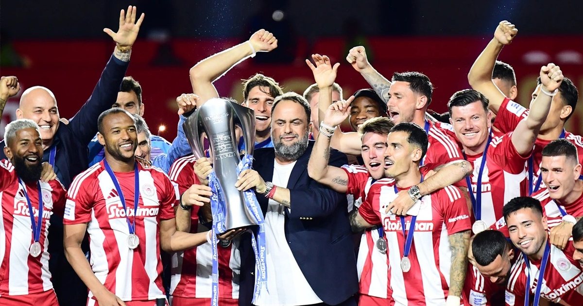 olimpiakos-per-here-te-48-te-kampion-i-greqise-trofeu-ne-qiellin-e-pireut