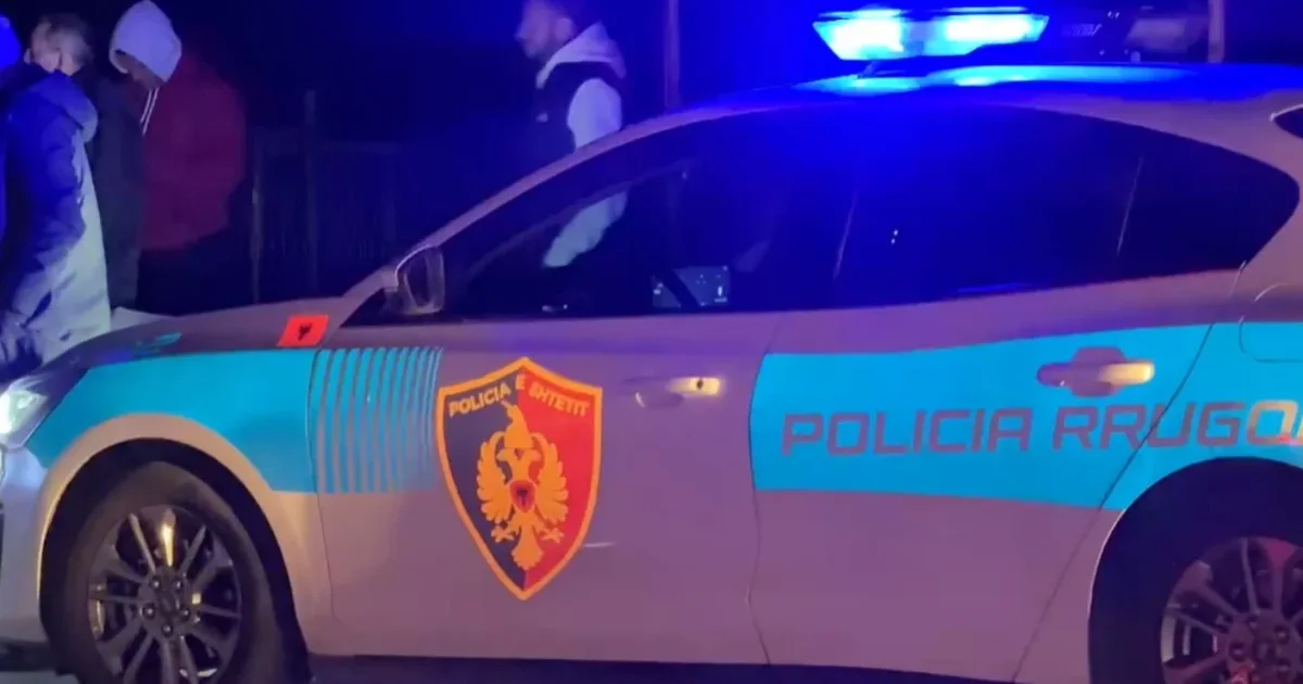 Aksident në Sarandë  Makina humb kontrollin dhe përplaset me shtyllën  shoferi ishte në gjendje të dehur