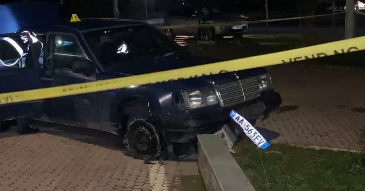 Konflikti banal në Shkodër degjeneron në të shtëna me armë dhe dhunë barbare  Automjeti i 42 vjeçarit qëllohet në lëvizje  shoferi aksidentohet në karburant  EMRI PAMJE 