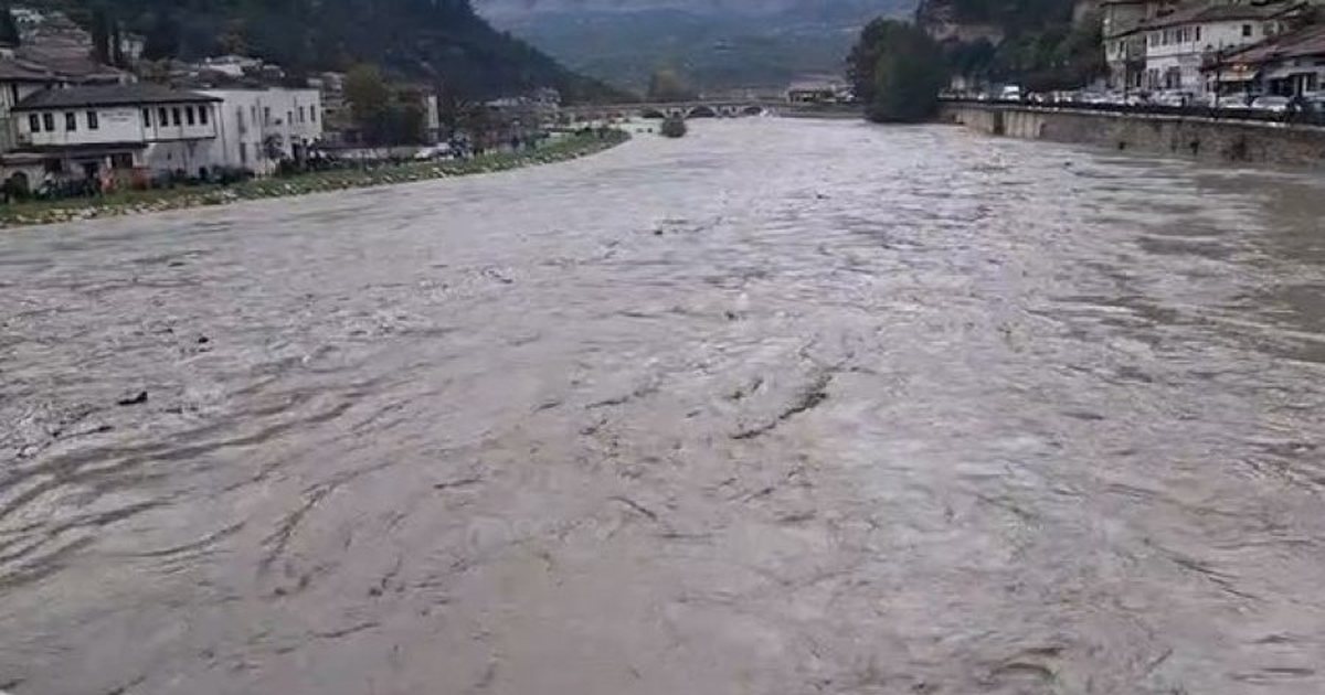 Rritja e nivelit të Osumit  Përmbytjet rrezikojnë banesat  vendosen thasë më rërë në lagjen Goricë