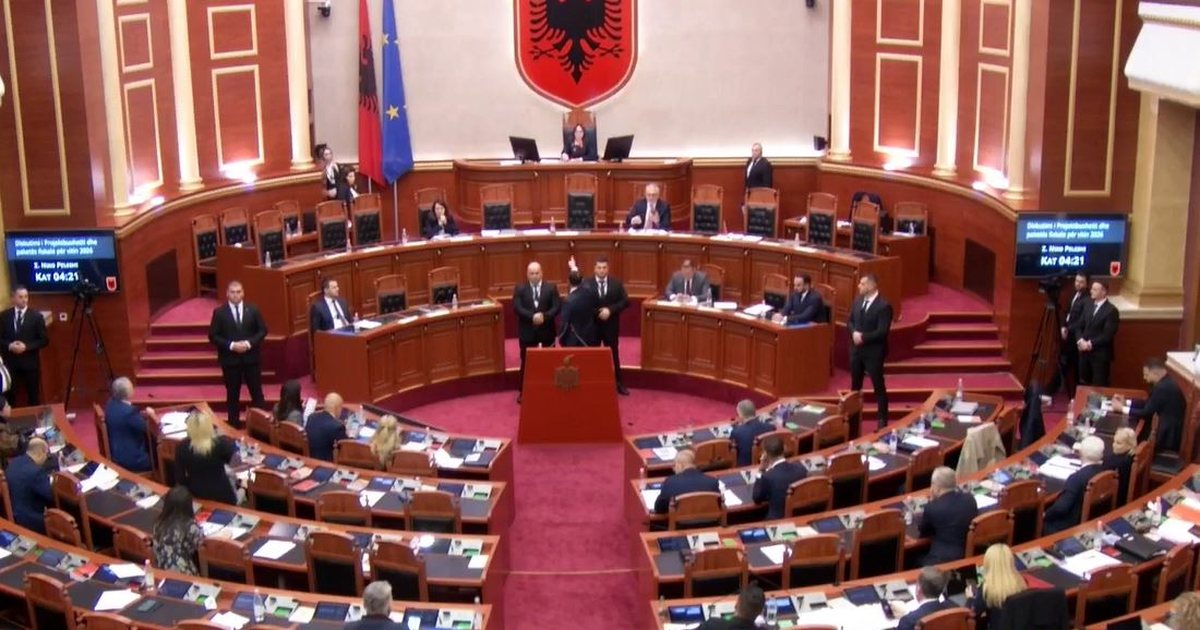 Tensione në Kuvend  Balliu kërkon të marrë fjalën  drejtuesja e seancës  Të kam hequr të drejtën e fjalës  Garda rrethon foltoren