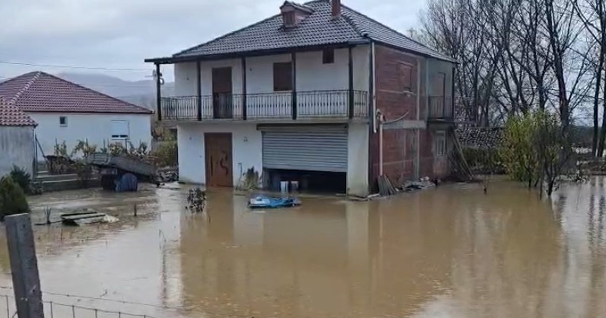 moti-i-keq-evakuohen-4-familje-ne-fshatin-sovjan-kanali-del-nga-shtrati-permbyt-disa-banesa